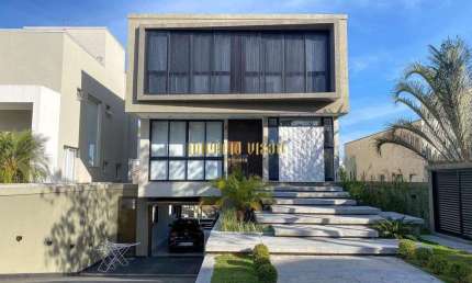 Casa de Luxo com área gourmet e piscina à venda no Condomínio Arujá 5, infraestrutura magnífica e totalmente moderna.