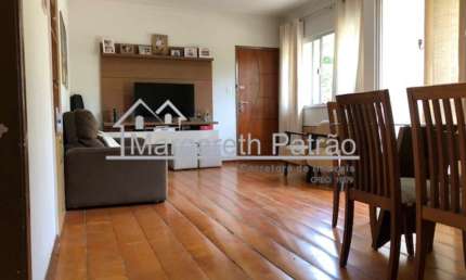 Apartamento amplo de 2 quartos com dependência no Costa Azul.