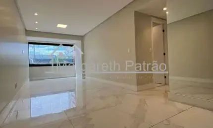 Apartamento espaçoso de 3 quartos com dependência no costa azul.