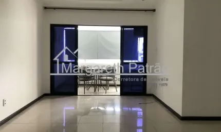Apartamento amplo com 3 quartos com varanda no costa azul.