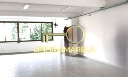 Prédio comercial com três andares e elevador na Vila Sonia
