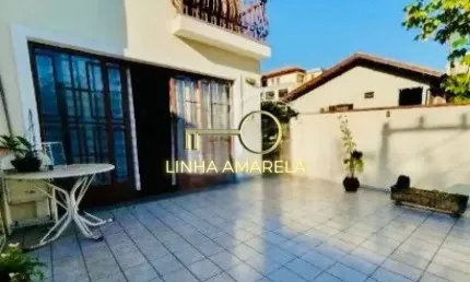 Sobrado à Venda com 3 Suítes, 4 Vagas e Localização Privilegiada.