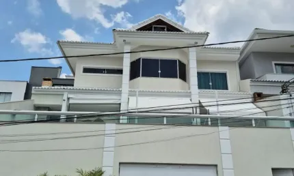 Luxuosa Casa no Condomínio Vale do Ipê – Alto Padrão no Coração do Pechincha