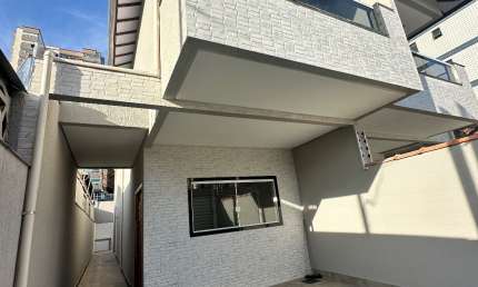 SOBRADO 3 SUITES , PISCINA ,2 VAGAS DE GARAGEM E VISTA MAR.