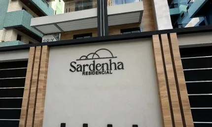 Sobrado Triplex com 2 Suítes e Piscina no Canto do Forte – 111 m²