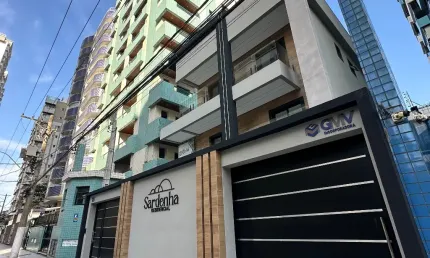Sobrado Triplex Decorado com Piscina no Canto do Forte – 2 Suítes – 89 m² – R$ 620.000