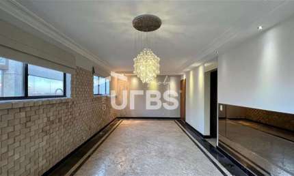 265m² distribuídos em 3 pavimentos, sendo 4 suítes, 2 salas, cozinha principal e cozinha de apoio à área gourmet, piscina, churrasqueira a carvão e forno de pizza. 1 banheiro social, banheiro de servi