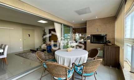 Apartamento com 4 suítes, sendo 1 master com banheira, 2 americanas e 1 plena. 163 m².