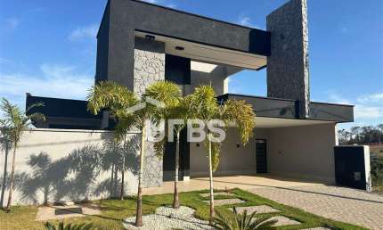 Casa térrea com 240m2 (terreno de 440m2), 4 suítes, no Jardins Nápoles em Senador Canedo - GO