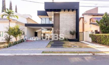 Casa sobrado com 344m2 de construção, terreno de 406m2, 5 suítes, no Jardins Madri, em Goiânia
