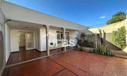 Casa com 4 quartos em localização privilegiada no Setor Sul