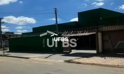 Casa de Esquina à Venda – Moderna, Arejada e com Excelente Localização