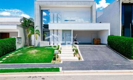 Sobrado à venda no Jardins Valência – 387 m² de lote e 276 m² de área construída, com 4 suítes plenas, sendo 2 suítes máster com closet e 4 vagas de garagem.