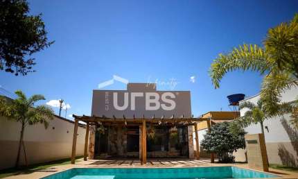 Excelente casa repleta em armários e iluminação, toda em porcelanato de boa qualidade, contando ainda com 3 suítes, 4 vagas de garagem e uma excelente área de lazer.