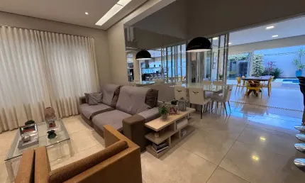 Lindo sobrado com 3 amplas suítes, repletas de armários e climatizadas, casa com sala de jogos e energia fotovoltaica.