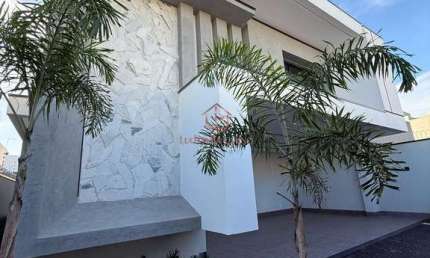 Casa Nova na 505 Sul, 4 Suítes, 242m², Piscina, Energia Solar