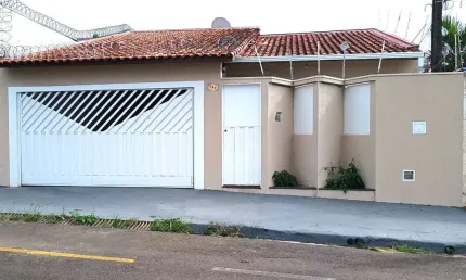 Confortável casa tipo para venda com 3 quartos, sendo 1 suíte, 183m²