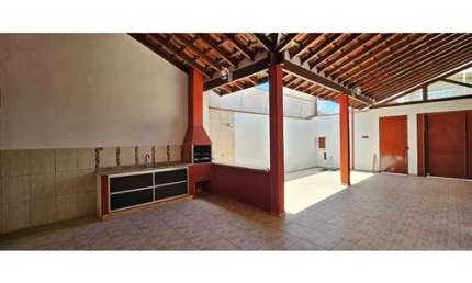 Agradável casa de vila para venda com 3 quartos, sendo 1 suíte, 174m²