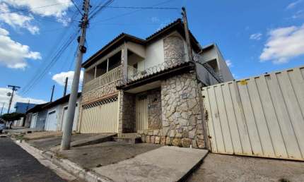 Versátil casa de vila para venda em Jardim Paineiras com 3 quartos, sendo 1 suíte, 283m²