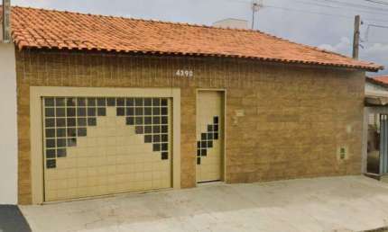 Confortável casa tipo para venda em Jardim Paineiras com 3 quartos, sendo 1 suíte, 120m²