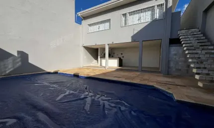 Versátil casa de vila para venda em Vila Santa Cruz com 3 quartos, sendo 2 suítes, 280m²