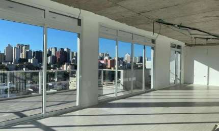 Cobertura ensolarada com 4 quartos e 3 vagas próxima ao Clube Curitibano