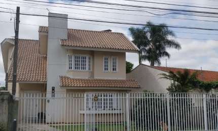 Charme e Potencial no Batel – Sobrado Imponente em Terreno Amplo, Ideal para Morar ou Investir!