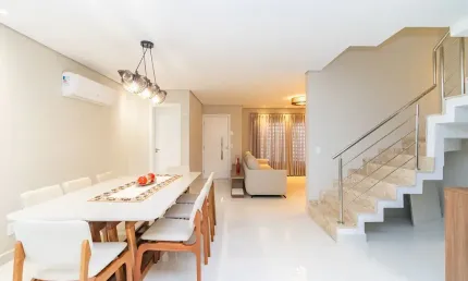 Triplex de Alto Padrão Mobiliado no Hauer – Sofisticação, Lazer Privativo e Vista Incrível te Esperam!
