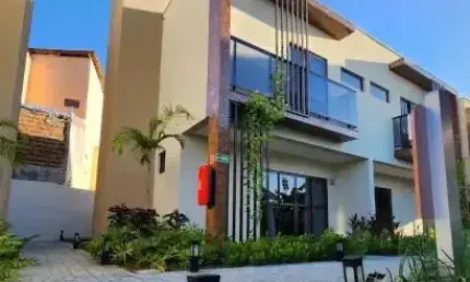 Alugo casa duplex em condomínio  próximo ao lovina,à poucos passos do mar