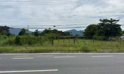 Área frente a pista principal para locação no Porto Novo em Caraguatatuba