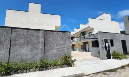 TRIPLEX NOVO EM CONDOMÍNIO FECHADO COM 3 DORMITÓRIOS (1 SUÍTE) E 2 VAGAS NO CENTRO DE CARAGUATATUBA/SP