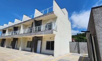 TRIPLEX NOVO EM CONDOMÍNIO FECHADO COM 2 SUÍTES E 2 VAGAS NO CENTRO DE CARAGUATATUBA/SP