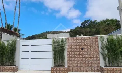 Casa nova 'a venda cerca de 250 metros da praia massaguaçú, com 03 dormitorios, sendo uma suite, caraguatatuba/sp