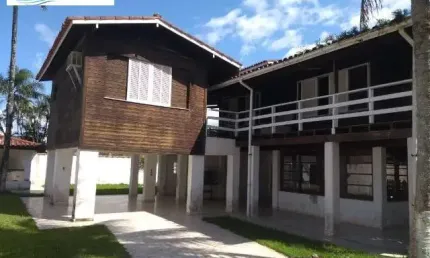 ROMÂNTICA CASA DE MADEIRA PARA VENDA  CERCA DE 150 METROS DA PRAIA DO MASSAGUAÇU EM CARAGUATATUBA/SP