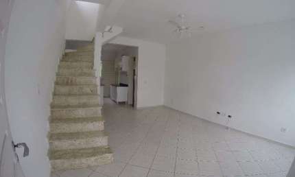 Casa em condomínio fechado frente mar para locação no Jardim Aruan em Caraguatatuba