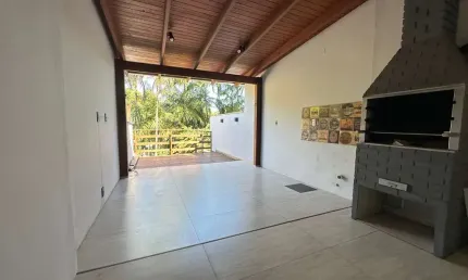 Geminado | Casa Pronta Para Morar | Ampla área de lazer, sala e cozinha integrados, garagem coberta, 2 dormitórios sendo uma suíte!