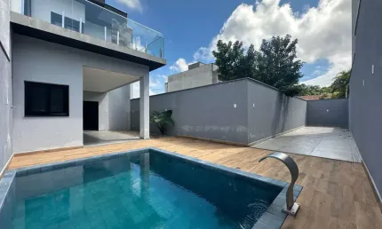 Sobrado Geminado à Venda no Bairro América | 3 Suítes, Piscina, Closet e Alto Padrão