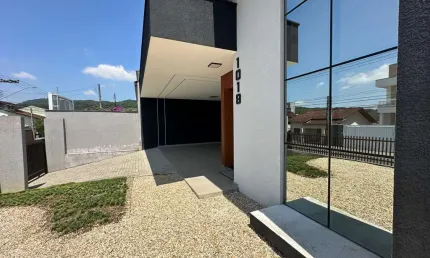 Oportunidade! Casa Averbada com 166m² | Modernidade e Conforto | 3 Quartos, Área Gourmet, Energia Solar + | Analisamos permuta na negociação!