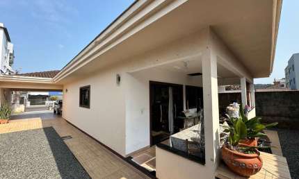 Casa Térrea Adaptada no Bairro Aventureiro | Conforto e Acessibilidade com 3 Dormitórios sendo Uma Suíte | Amplo Terreno | Oportundiade