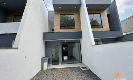 Espaçoso Sobrado Geminado no Bairro Floresta - 140m², 3 Quartos, Suíte, 2 Vagas de Garagem e Área nos Fundos - Sua Casa dos Sonhos em Joinville!