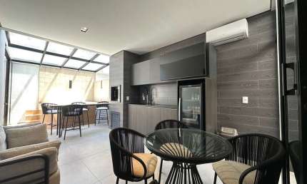 Sobrado Geminado de Alto Padrão no Bairro América em Joinville - 250m² Privativos, Totalmente Mobiliado, Decorado, com Jacuzzi e Rua sem Saída