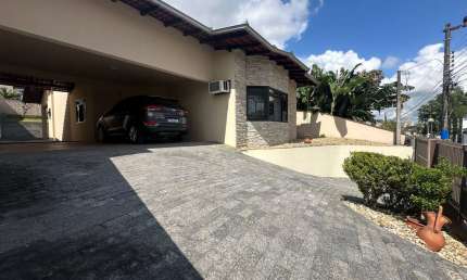 Localizado entre o bairro América e Costa e Silva essa casa tem seu diferencial! Agende sua visita e vamos conhecer essa oportunidade de negócio!