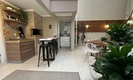 Sobrado à Venda no Bairro Santo Antônio em Joinville | Ampla casa semimobiliada pronta para morar!