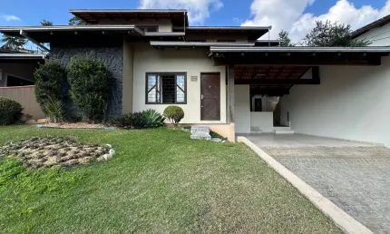 Casa averbada com 5 dormitórios à venda no Saguaçu em Joinville, com 235m² de área construída, terreno de 420m², aceita financiamento e permuta!