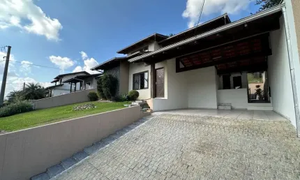 Casa à venda no Saguaçu em Joinville - com 235m² de área construída, terreno de 420m², aceita financiamento e analisa permuta!