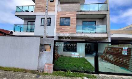 Sobrado tríplex de alto padrão a venda no Conjunto Mercúrio Cajuru, 03 quartos sendo uma suíte com sacada, amplo terraço com churrasqueira e lavabo