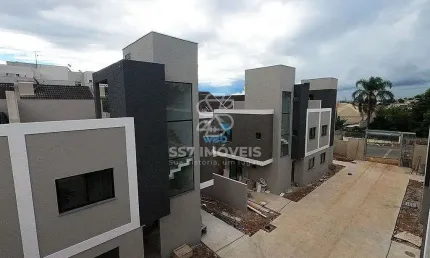 Sobrado em condomínio fechado a venda no Uberaba, com 03 quartos sendo 01 suíte, vaga de garagem e amplo terraço.
