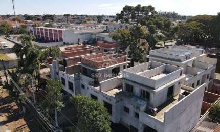 Sobrado triplex à venda no bairro Cajuru, unidades com 03 quartos sendo 01 suíte, terraço e uma excelente localização.