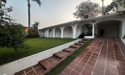 Linda casa térrea com mais 300m², 7 quartos, e amplo quintal  no Bairro Cajuru!