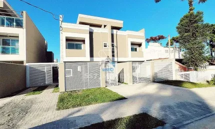 Sobrado tríplex alto padrão a venda no bairro Cajuru em Curitiba, com 03 quartos sendo uma suíte com sacada e amplo terraço descoberto.